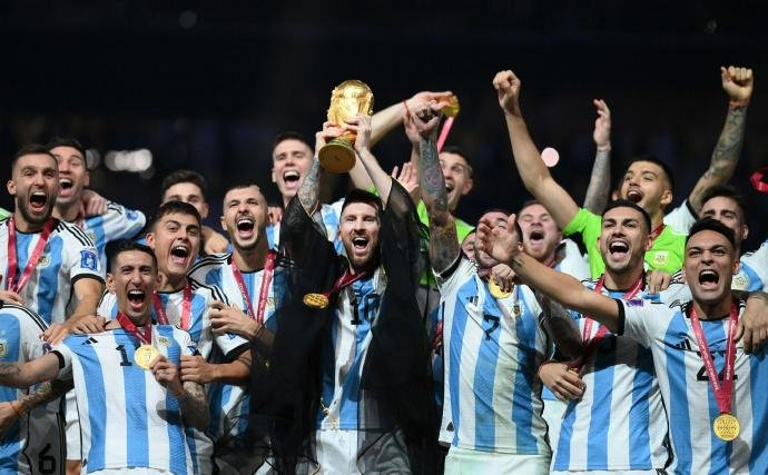 梅西梦圆卡塔尔，终于捧起了大力神杯，看到这一幕，你有什么感触呢？