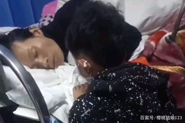 11岁男孩跪守的母亲已去世，父亲扔挂断电话，他不要儿子了吗？