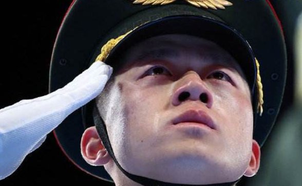 冬奥会闭幕式旗手脸上挂着泪，你能理解这位旗手的心情吗？