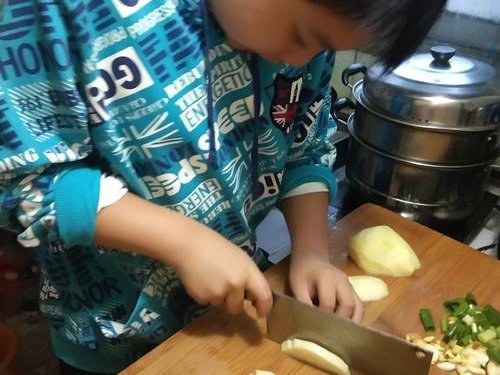 切土豆容易粘在刀刃上怎么办