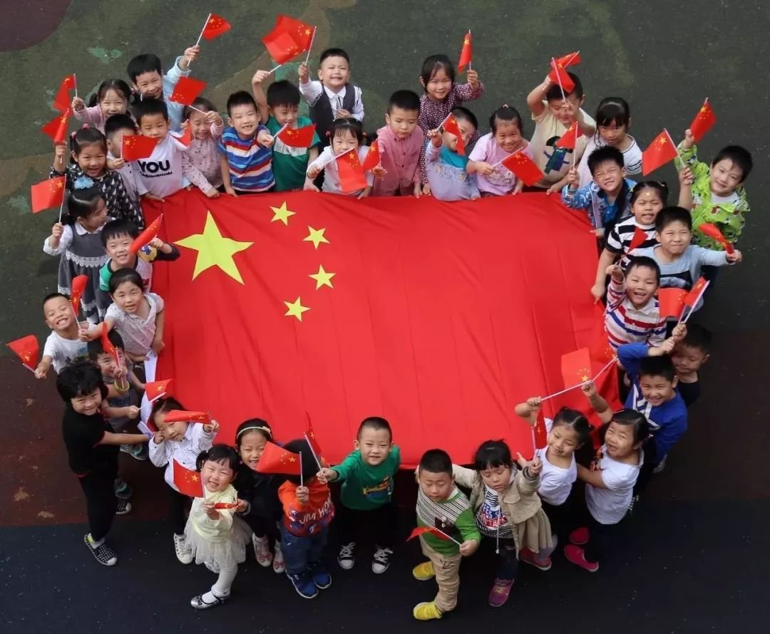 上海街头现500平米巨幅国旗，各地是用什么方式为祖国庆生的？