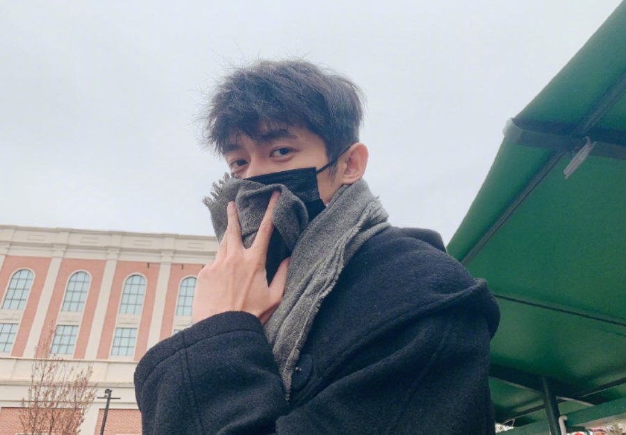 张含韵、佟梦实恋情曝光，男方被批是渣男，他在圈内的人缘为何这么差？