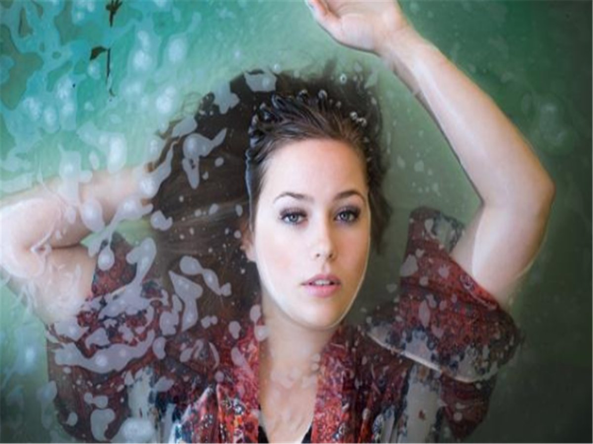 女友很喜欢在我面前和别的男生聊天打闹，不考虑对方感受的人还能在一起吗？