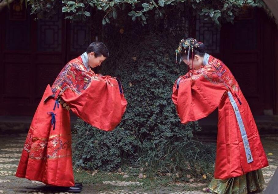 相敬如宾是什么意思？