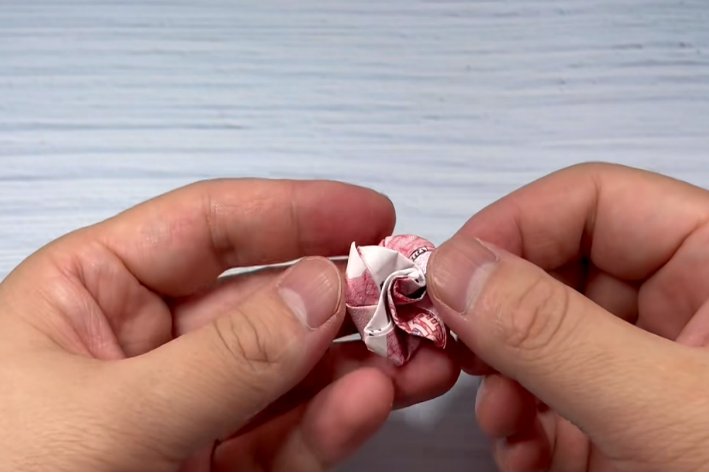 人民币怎么叠玫瑰花