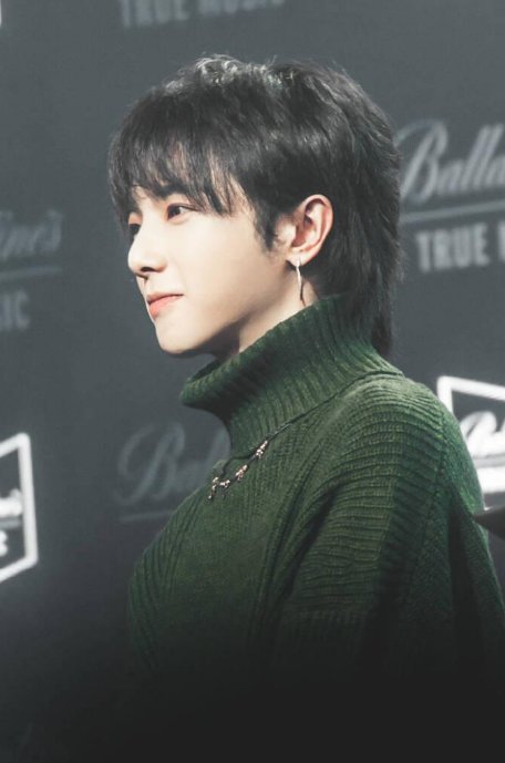 作为“天娱一哥”的他，一人养活两家公司，他被龙丹妮捧在手心，他是谁？