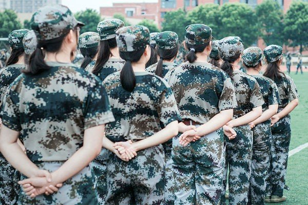 军训立正稍息动作要领