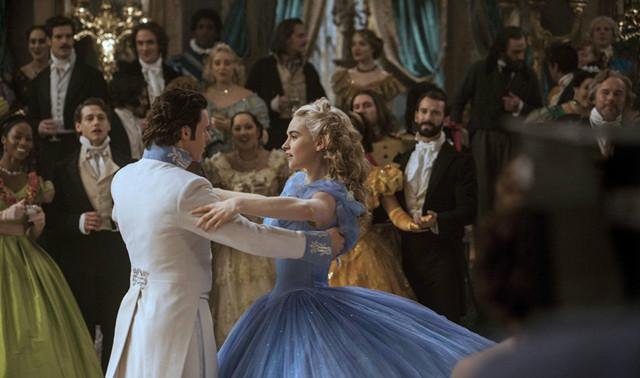 如果灰姑娘真的如此淳朴善良，那么为什么她拼了命也要去王宫参加舞会？