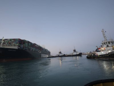 苏伊士运河搁浅货轮已移动17米，你觉得这有可能是人为因素造成的吗？