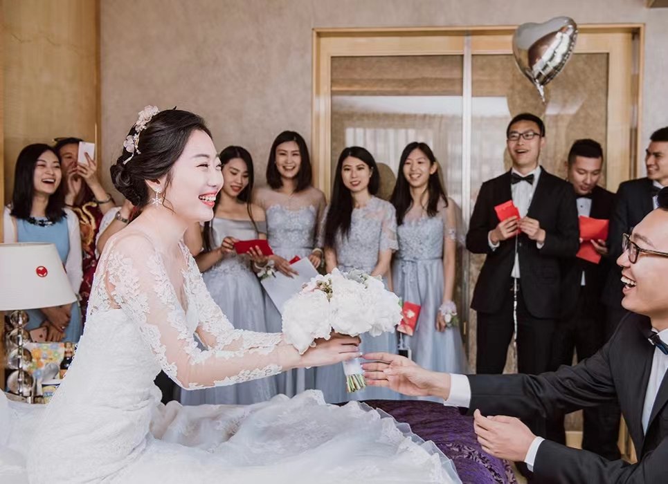 无锡一新娘坐婚车内临出发时仍在谈生意，你见过最忙的新娘在做什么？