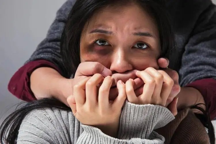 警方通报一女子在公厕被尾随殴打，嫌疑人将会面临什么处罚？