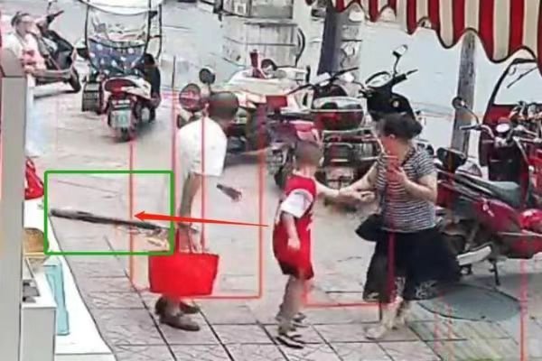 四川广安人工降雨炮弹壳坠入街区，险砸中路人，到底发生了什么？