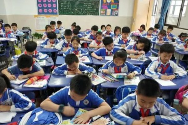 左边窄右边宽的字