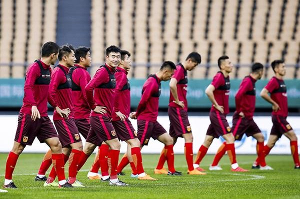 国足世界排名下跌两名，你是怎么看待国足的？