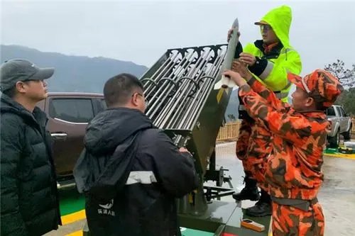 四川广安人工降雨炮弹壳坠入街区，险砸中路人，到底发生了什么？