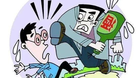 长治一男子酒后进店辱骂并用酒瓶砸女店员，男子该受到怎样的处罚？