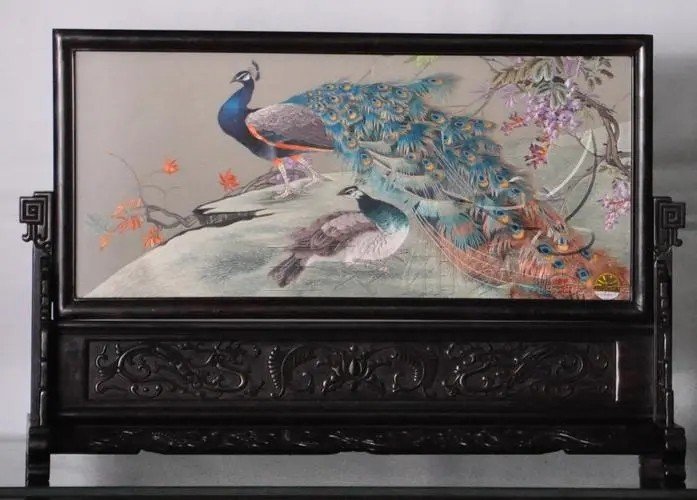 湘绣的双面全异绣采用什么针法被外国友人称为魔术般的艺术