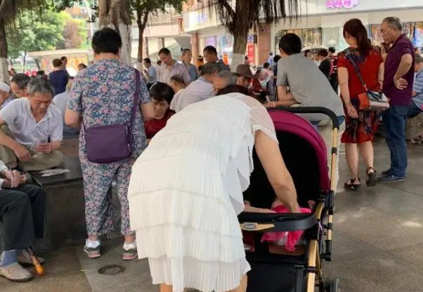 就餐遇邻座当面给孩子换尿布，女子不满！该不该对新手妈妈多点宽容？