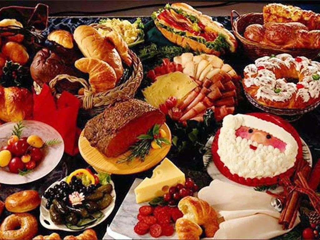 在朋友聚会时，夹着的菜突然掉到了桌子上，这时你会怎么做？