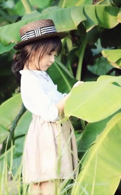 2岁半女娃拿蛇干当玩具，反问妈妈：都死了还怕呀，这是初生牛犊不怕虎吗？