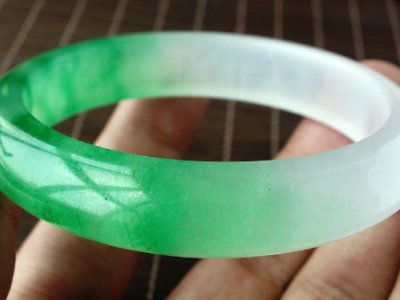 石英岩玉和翡翠有什么区别