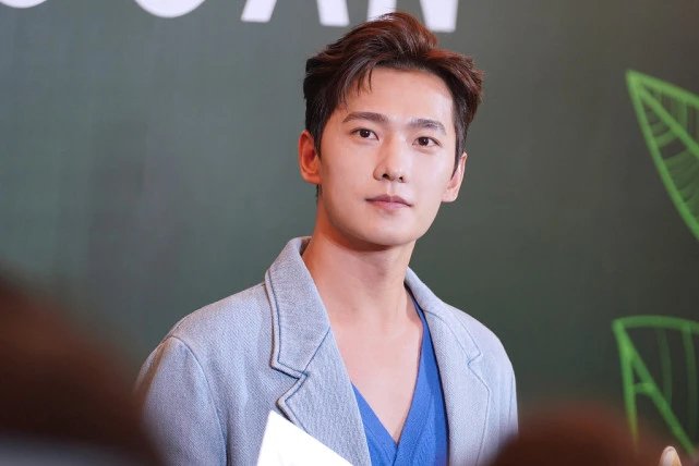 杨洋喝酒漏了都能引起大热度,粉丝的关注点是否过于奇怪?