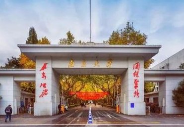 对于南京大学贫困生网上炫富这件事，校方是如何回应的？