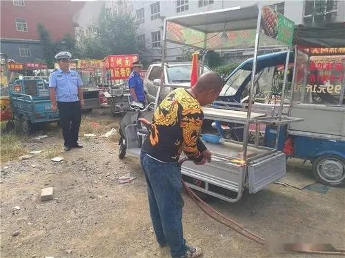 街边的小吃车见到城管就跑，为什么不允许他们推车做生意呢？