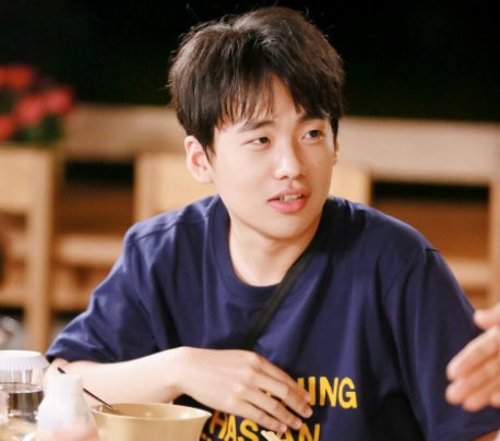 郭麒麟被爆当街接吻，他亲的是谁？