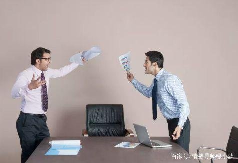 两级领导意见不合，被夹在中间很难受，该怎么解决？