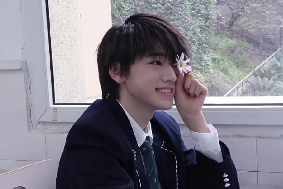 宋亚轩和刘耀文一同遛狗，他们之间的感情如何？