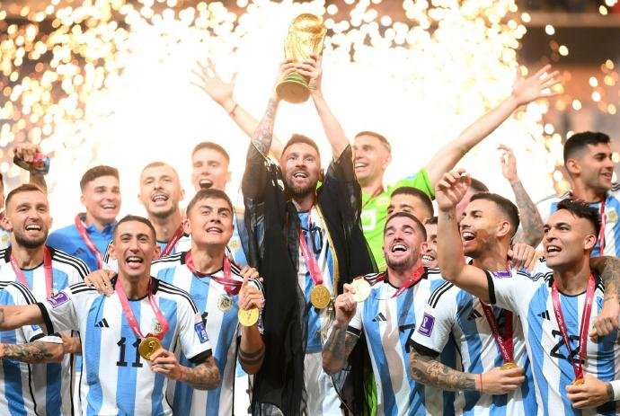 梅西梦圆卡塔尔，终于捧起了大力神杯，看到这一幕，你有什么感触呢？