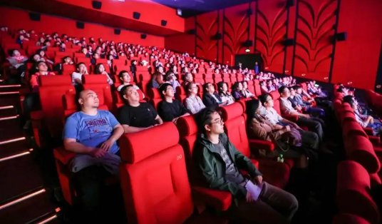 在电影院看电影时，选择第几排的位置观感最佳？