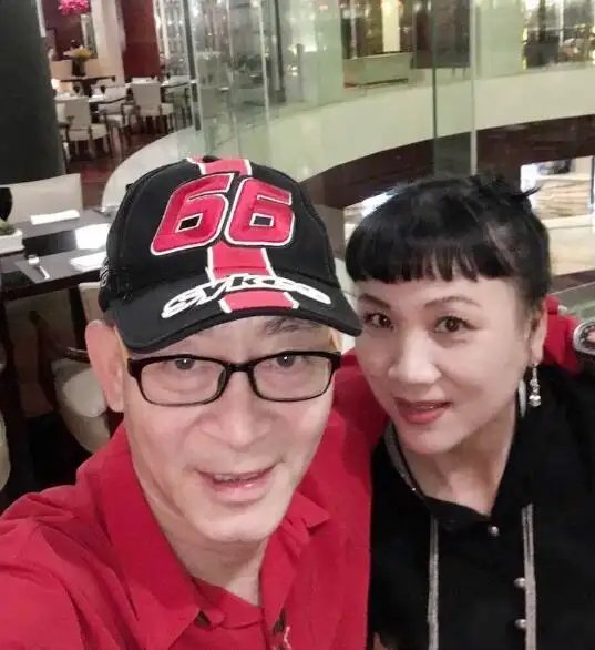 63岁六小龄童晒与妻子合照，他的状态看起来如何？