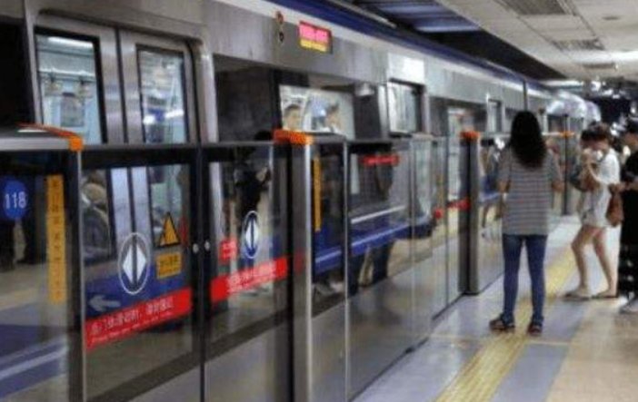 上海地铁乘客被屏蔽门夹住身亡，究竟是谁的责任呢？