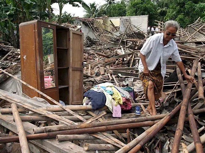 泸定地震已造成93人遇难，25人失联！发生地震第一时间该如何自救？