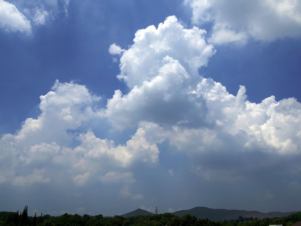 西安天空出现奇异云层，为何会产生这种“阴阳天”？
