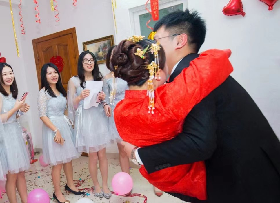 无锡一新娘坐婚车内临出发时仍在谈生意,你见过最忙的新娘在做什么?