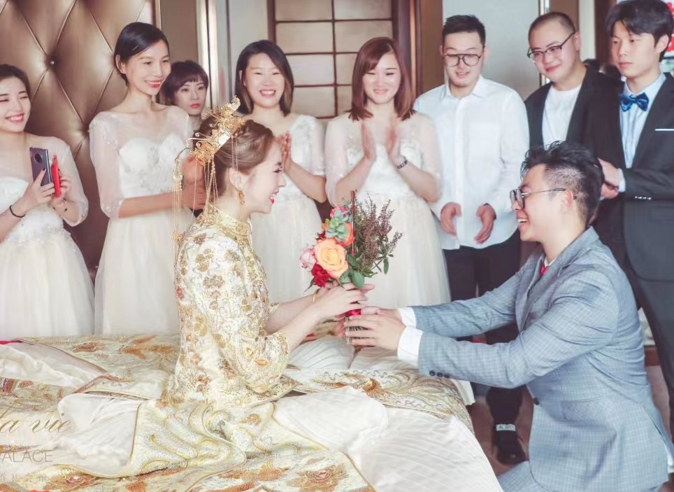 无锡一新娘坐婚车内临出发时仍在谈生意,你见过最忙的新娘在做什么?