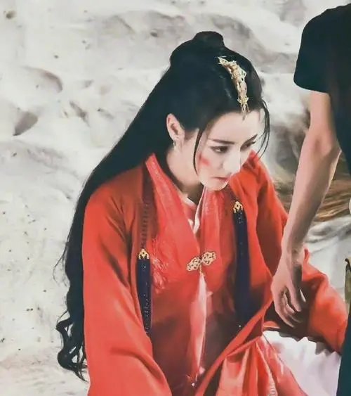 迪丽热巴《与君初相识》红衣造型路透，她有多适合红衣古装造型？