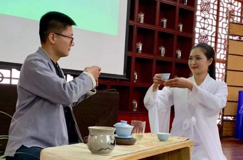 相敬如宾是什么意思？