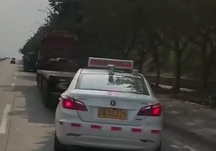 “考官崩溃求放弃”女子科三考试被大车挡路,等4小时才挪车,你能理解吗?