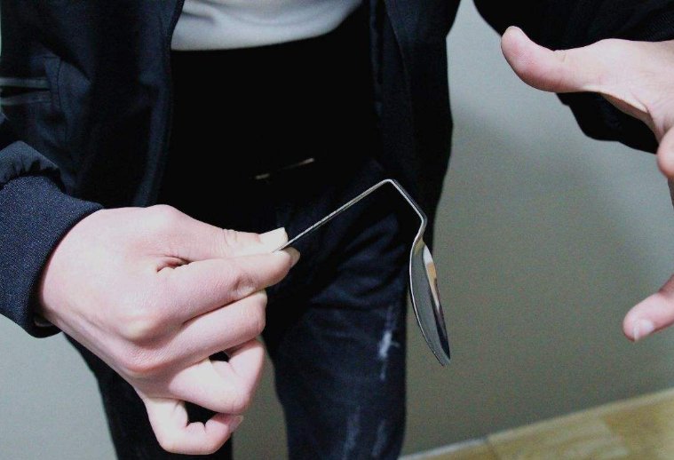 变魔术的时候，勺子似乎变得很软，用手可以把勺子弄弯的原理是什么?