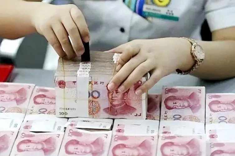 朝阳一银行女柜员验钞机里摸到老鼠引发热议，网友对其做出了怎样的调侃？