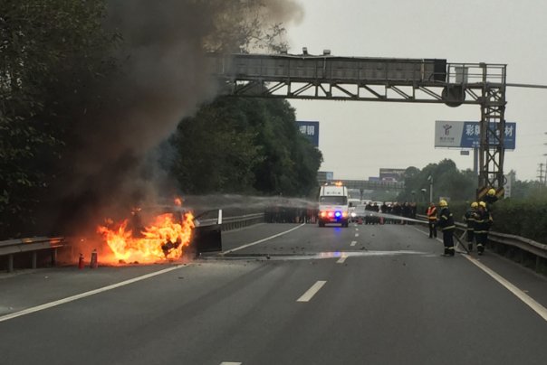 汽车被大火吞噬，山西一对夫妻不救火还动起了手，此举的原因是什么？