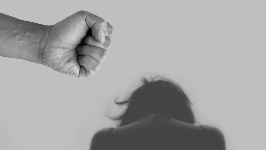 警方通报一女子在公厕被尾随殴打，嫌疑人将会面临什么处罚？