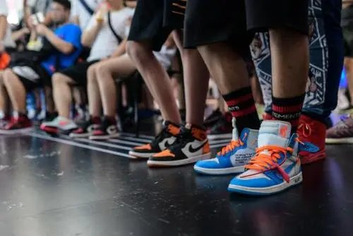 得物回应1599元球鞋炒至7万元，系卖家个人设置，商品溢价该如何处理？