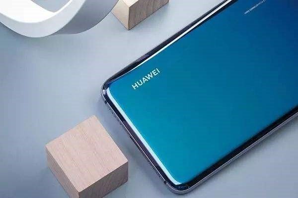 英国首相使用华为P20 Pro自拍，这是否意味着他成为华为的粉丝？