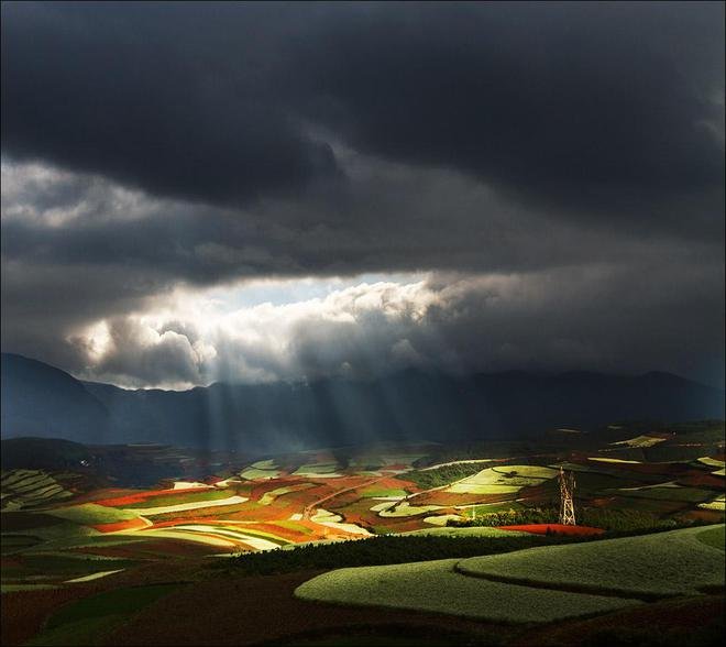 美国出现绿色天空，乌云翻滚如末日降临，这种天象是如何形成的？