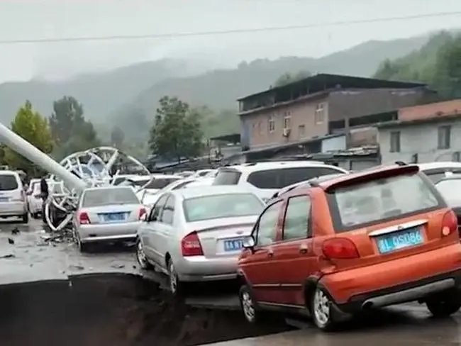 山西一停车场突发塌陷多辆汽车掉入坑中,此次事故造成了多大的损失?